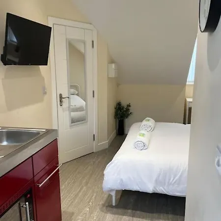 6 Flat, 50m To Airbus * Bristol