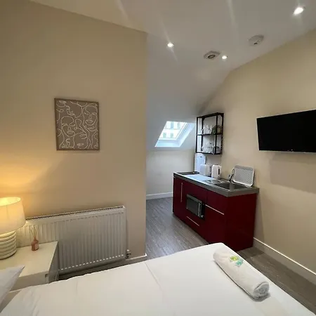 Apartment 6 Flat, 50m To Airbus