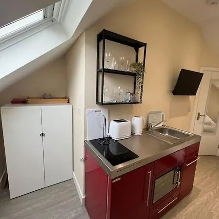 Apartment 6 Flat, 50m To Airbus